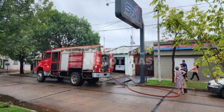 Un incendio en un galpón alertó a los vecinos de barrio 9 de Julio