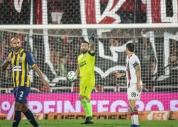 Con la resaca buena del clásico ganado, Rosario Central visita al conflictuado Huracán