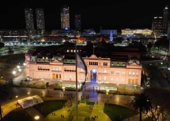 El tablero financiero contrasta con las agitaciones políticas de la gestión nacional