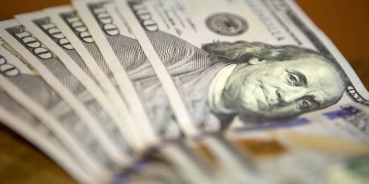 Dólares «blue» y financieros en retroceso que achican la brecha