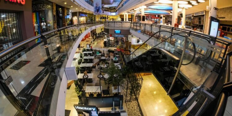 Las ventas en comercios minoristas cayeron 28,5% interanual en enero