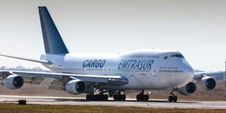 Un diplomático venezolano fue demorado por la PSA cuando intentó fotografiar el avión iraní retenido en Ezeiza