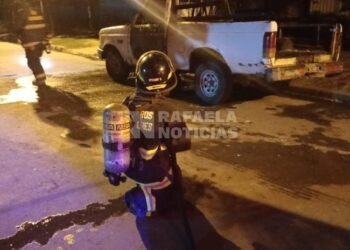 Una camioneta se prendió fuego durante la madrugada de este miércoles