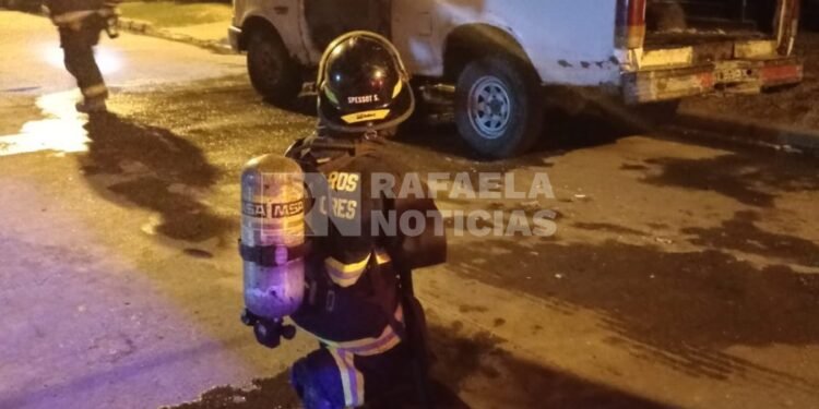 Una camioneta se prendió fuego durante la madrugada de este miércoles