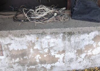 Lo detuvieron con un rollo de cables en la mano