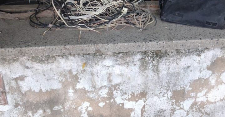 Lo detuvieron con un rollo de cables en la mano