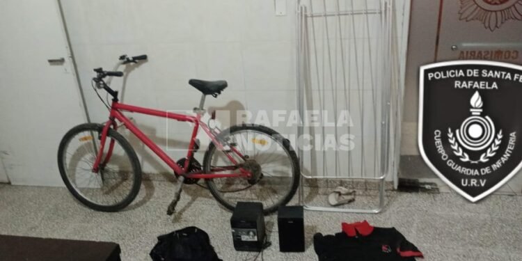 Circulaba en una bici «prestada» con varios elementos robados