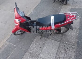 Persecución en barrio Villa Rosas: retuvieron una motocicleta que era conducida por un menor de edad en contra mano