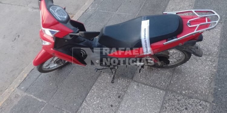 Persecución en barrio Villa Rosas: retuvieron una motocicleta que era conducida por un menor de edad en contra mano