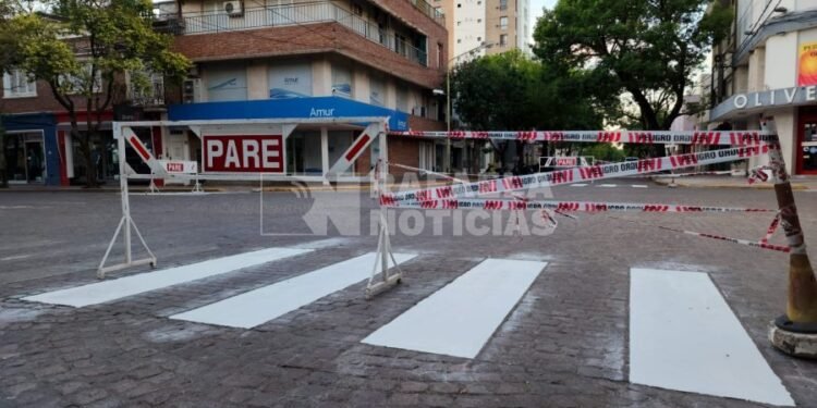 ¡Precaución!: pintan sendas peatonales en calles del centro