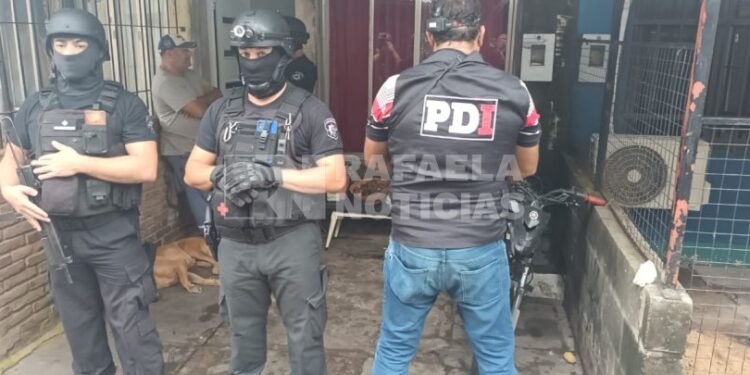 La PDI allanó un domicilio, detuvo a un sujeto y secuestraron motocicletas, celulares y dinero en efectivo