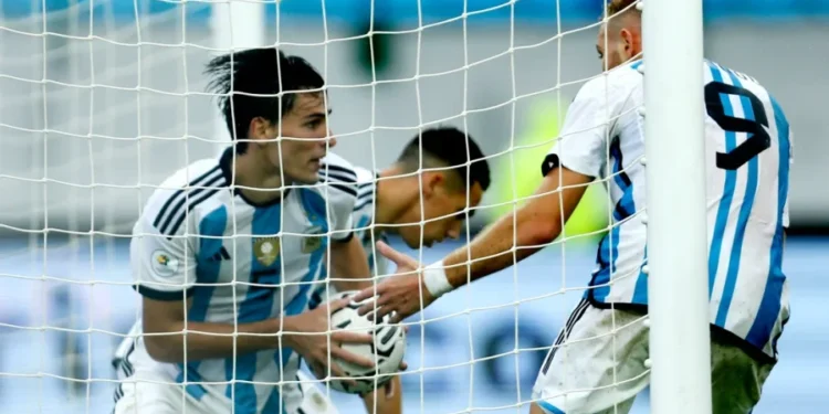 Argentina rescató un empate sobre el final y aún mantiene chances de ir a París