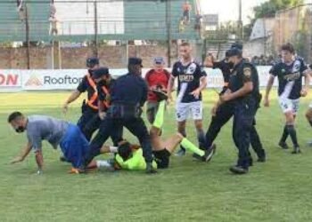 Tras el escándalo en Riestra-Comunicaciones, bajaron al árbitro de Atlético-Mitre