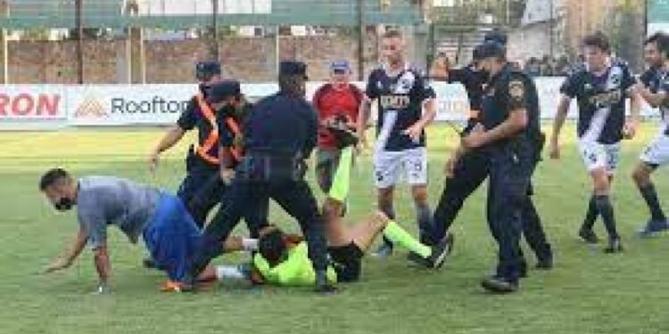 Tras el escándalo en Riestra-Comunicaciones, bajaron al árbitro de Atlético-Mitre