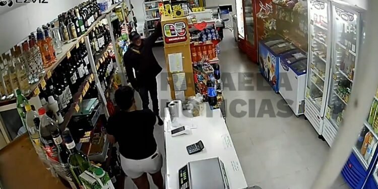 Captados en cámara: así roban los delincuentes en los comercios de Rafaela