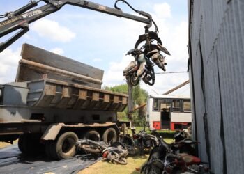 El municipio compactó cientos de motocicletas secuestradas en operativos de tránsito