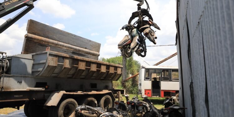 El municipio compactó cientos de motocicletas secuestradas en operativos de tránsito