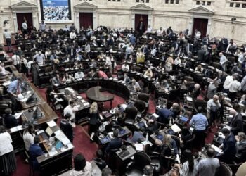 Tras la caída de la Ley Ómnibus, el presidente publicó una lista de diputados «traidores»