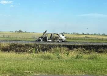 Mucho trabajo para los bomberos: fuego en las redes eléctricas y se incendió un auto en la autopista 34