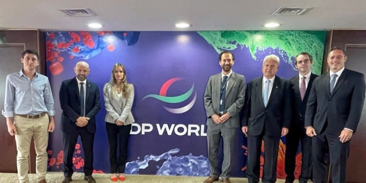 Puccini recorrió la zona franca de Jebel Ali en Emiratos Árabes