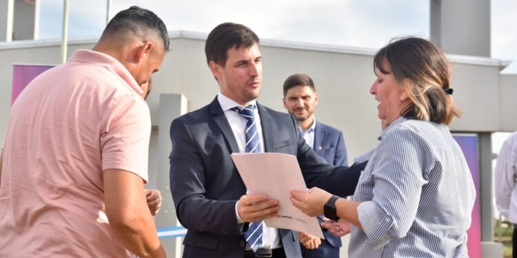 Con presencia del gobernador, se entregaron 10 viviendas en el barrio Mora