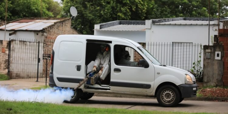 Se realizan tareas de fumigación en los barrios