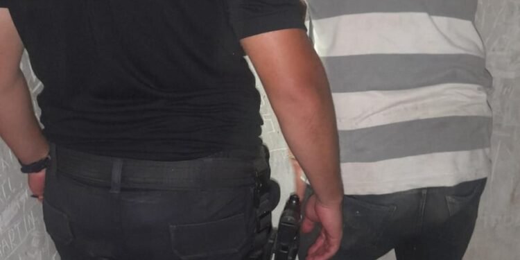 Invitó a un jubilado a pelear, le dañó el auto y luego agredió a la policía: terminó detenido