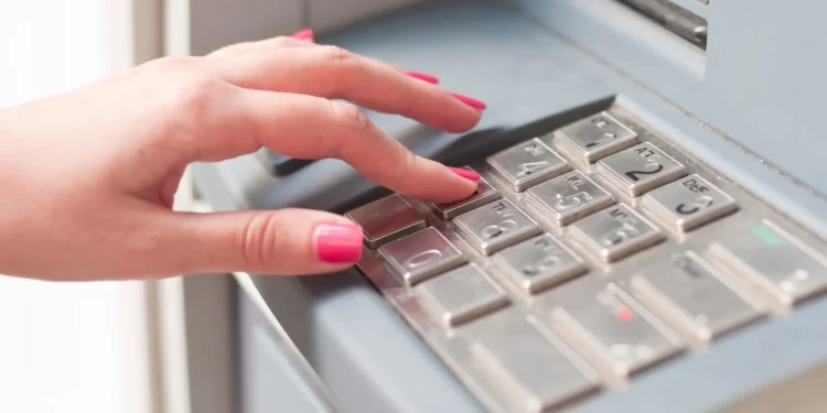 El cuento del tío en pleno centro de Santa Fe: le robaron la jubilación, reloj y el celular a una abuela