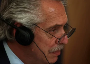 Alberto Fernández viajó a México en medio del escándalo por los seguros en el Estado