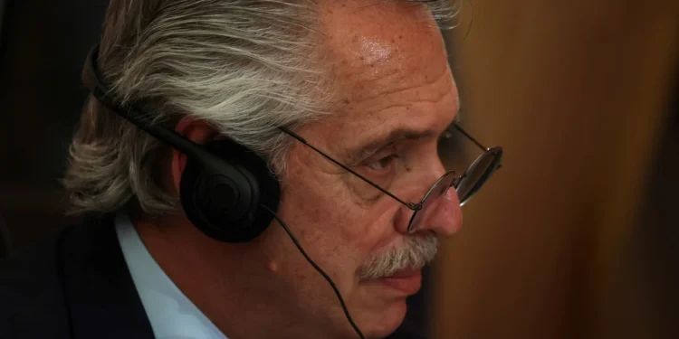 Alberto Fernández viajó a México en medio del escándalo por los seguros en el Estado