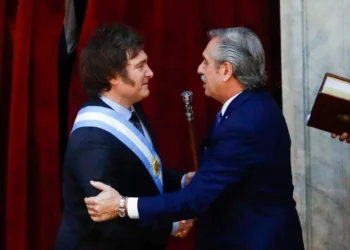Alberto desmintió que en su gobierno tomara champagne todos los días en Olivos y Milei se disculpó