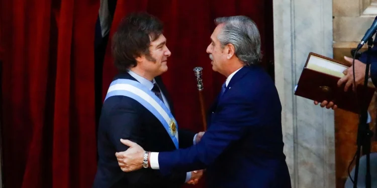 Alberto desmintió que en su gobierno tomara champagne todos los días en Olivos y Milei se disculpó