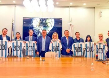 Claudio Tapia recibió una comitiva de FIFA de cara al mundial 2030