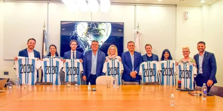 Claudio Tapia recibió una comitiva de FIFA de cara al mundial 2030