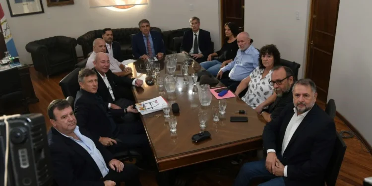 El gobierno de Santa Fe y los gremios buscan evitar el conflicto paritario en la administración central