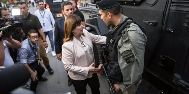 Bullrich recibió a las fuerzas federales en Rosario: «No vamos a dar un paso atrás»