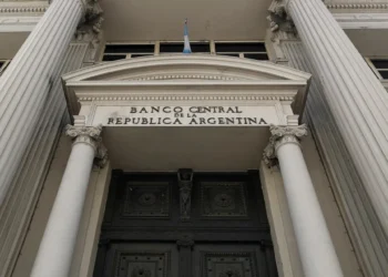 Pocos pesos en la calle y precios altos, excepto los dólares que vuelven a bajar