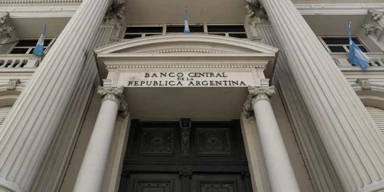 Pocos pesos en la calle y precios altos, excepto los dólares que vuelven a bajar