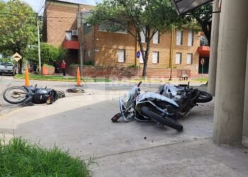 Motociclistas heridos tras un fuerte accidente en un cruce complicado del barrio Italia