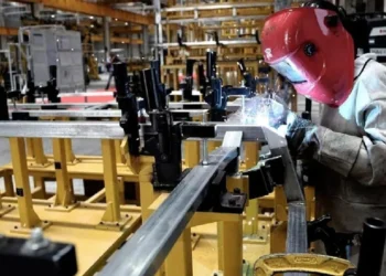 La industria volvió a caer en febrero, aunque a una tasa un poco más baja
