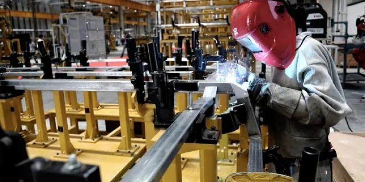 La industria volvió a caer en febrero, aunque a una tasa un poco más baja