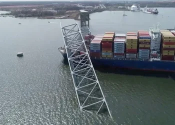 Choque y derrumbe en Baltimore: rescataron a dos trabajadores y buscan a seis presuntos muertos