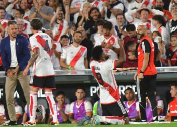 El club de Núñez volvió al triunfo tras cuatro empates, pero el DT fue protagonista de algunos murmullos.