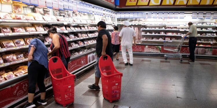 El gobierno nacional celebra la «desaceleración» y recela de las promos en alimentos y bebidas