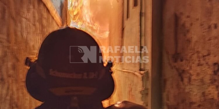 Voraz incendio en una vivienda de barrio Villa Podio