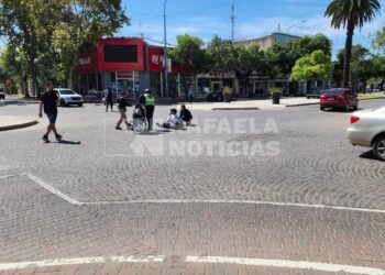Una agente municipal sufrió un accidente de tránsito en el centro