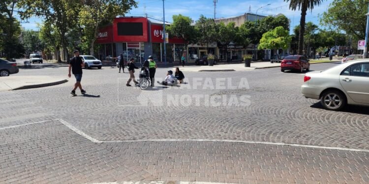 Una agente municipal sufrió un accidente de tránsito en el centro