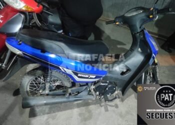 Recuperaron una moto escondida en un zanjón entre las malezas