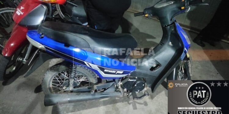 Recuperaron una moto escondida en un zanjón entre las malezas