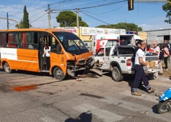 Fuerte accidente entre un minibus y una camioneta